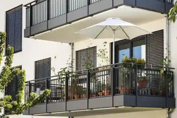 Balkon auf modernem Wohngebäude - Verzinkter Stahl geschwärzt Balkon auf modernem Wohngebäude - Verzinkter Stahl geschwärzt