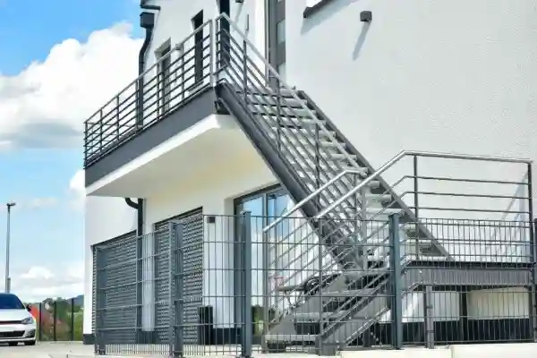 Stiegengeländer im Außenbereich eines Firmengebäudes - Stahl verzinkt Stiegengeländer im Außenbereich eines Firmengebäudes - Stahl verzinkt